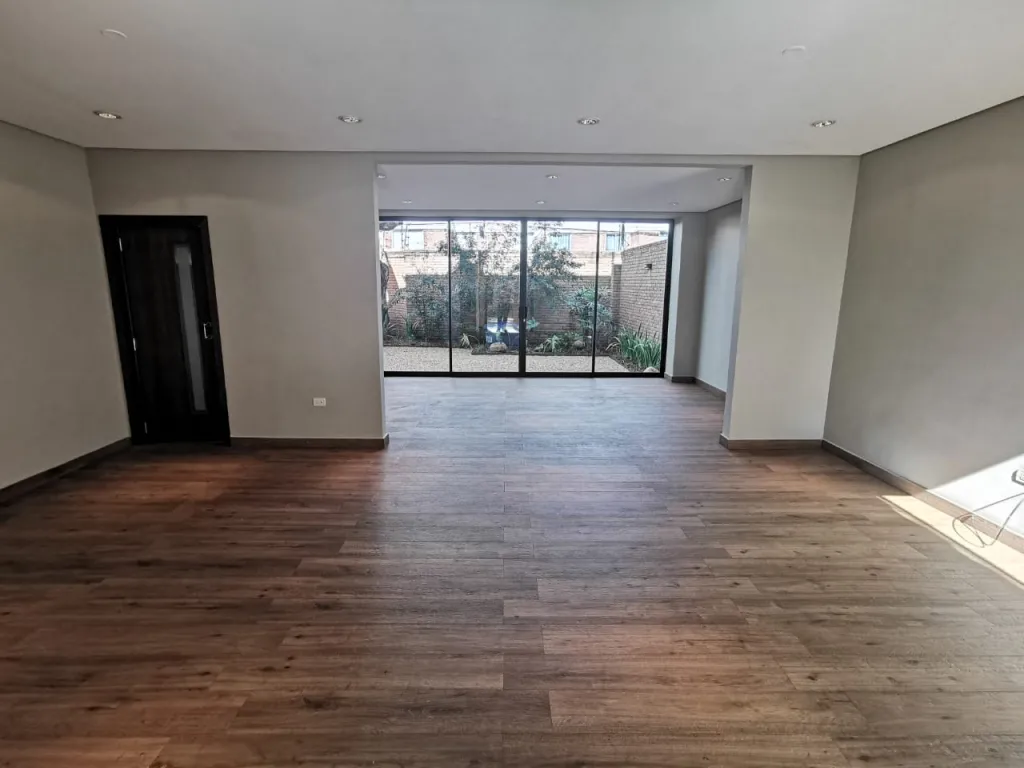 LUQUE – BOURBON – CONMEBOL: ALQUILO DÚPLEX, 3 DORMITORIOS, 1.000 USD. — foto 3