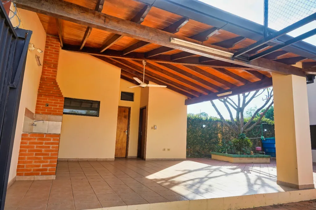 EN VENTA AMPLIA CASA EN FERNANDO DE LA MORA — foto 2