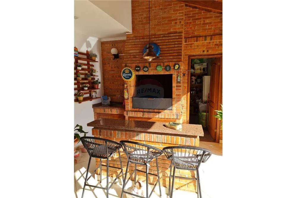 EN VENTA HERMOSA CASA SOBRE BERTONI EN BARRIO HERRERA — foto 2