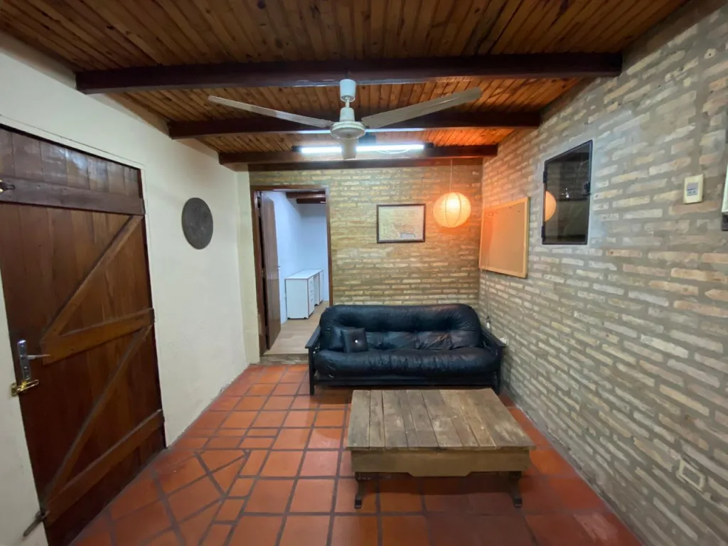 Departamento monoambiente. Discreto y totalmente independiente. Frente a la Plaza — foto 2