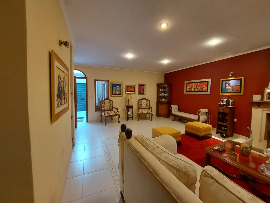 VENDO HERMOSA RESIDENCIA DE 3 DORMITORIOS a media cuadra de la AVDA. SANTISIMA TRINIDAD — foto 2