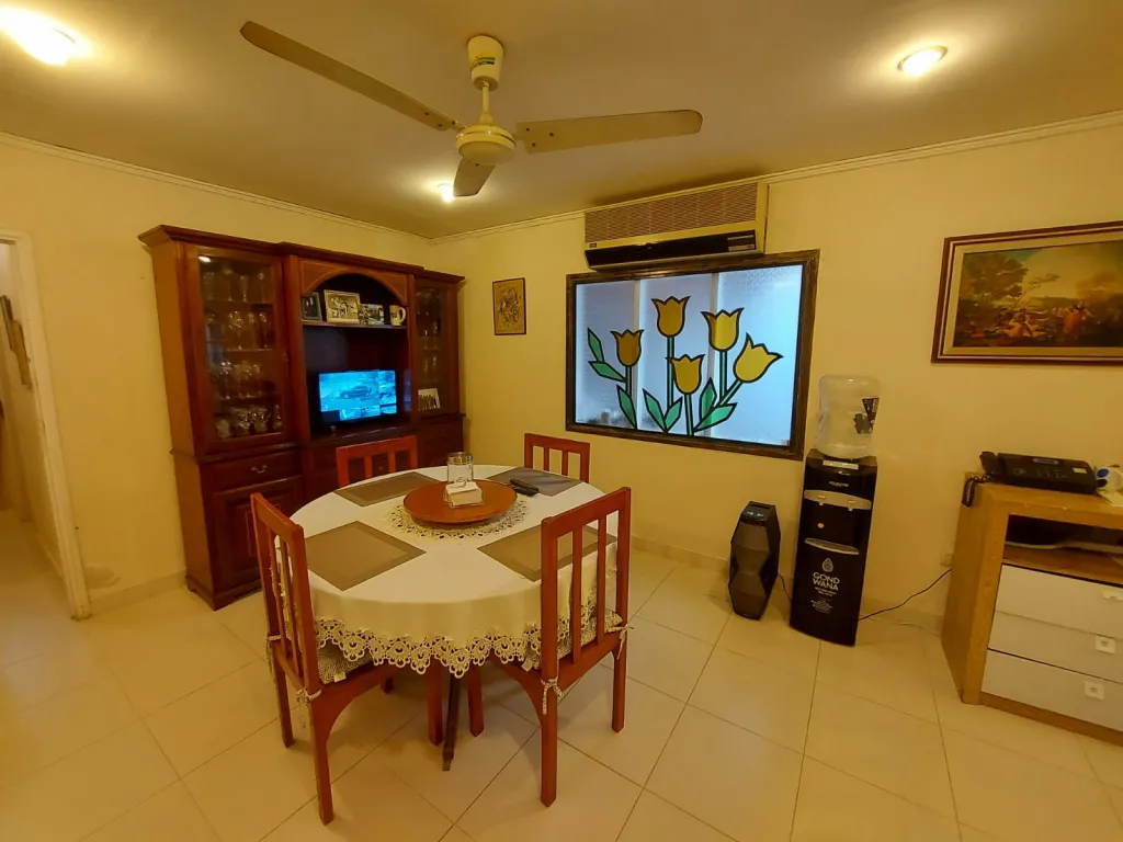 VENDO HERMOSA RESIDENCIA DE 3 DORMITORIOS a media cuadra de la AVDA. SANTISIMA TRINIDAD — foto 3