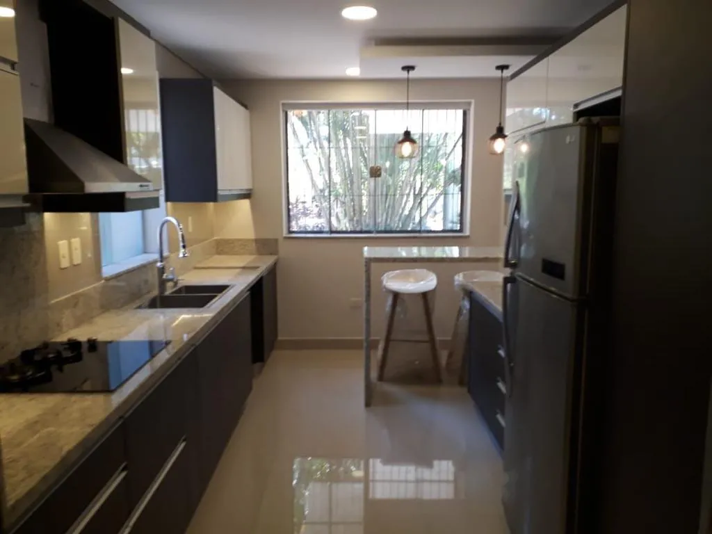 Alquilo amplia casa en Los Laureles — foto 2