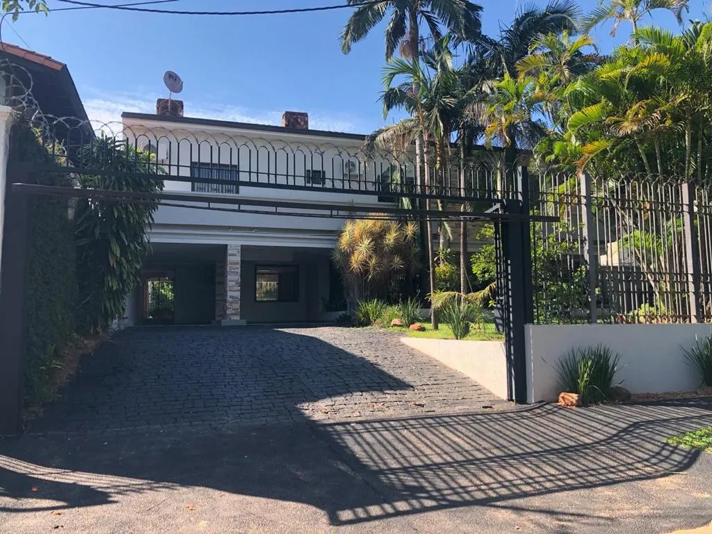 Alquilo amplia casa en Los Laureles — foto 3
