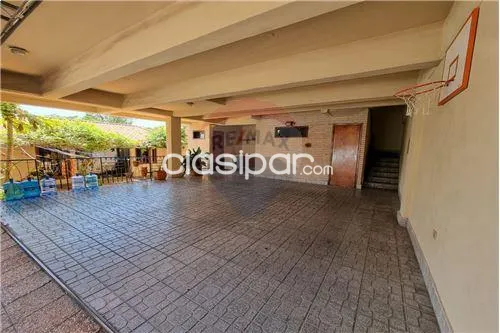 Super Casa con piscina y dpto en esquina! 3 plantas — foto 2