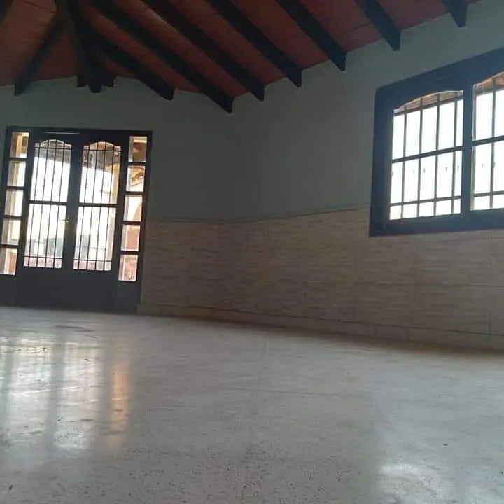 VENDO HERMOSA CASA EN MARIANO ROQUE ALONSO. ZONA DE FABRICA UPISA — foto 3