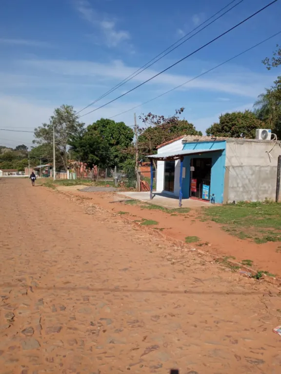 Vendo Casa Titulado Amplio Patio y arbolado Y con dos salones en frente para negocio! — foto 2