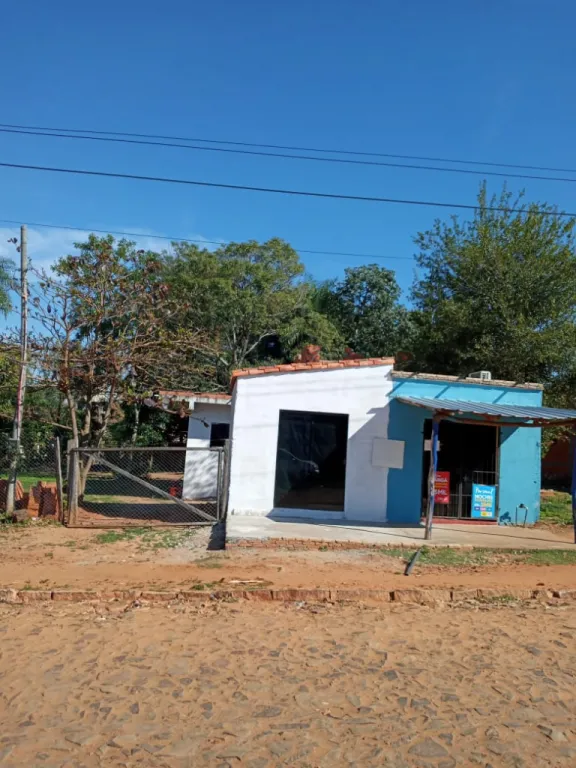 Vendo Casa Titulado Amplio Patio y arbolado Y con dos salones en frente para negocio! — foto 3