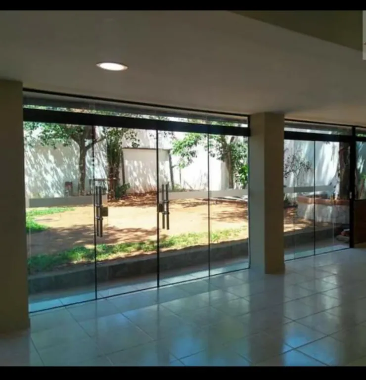 LOS LAURELES, PROX. REP. ARGENTINA: TOTALMENTE PLANTA BAJA, 3 DORMITORIOS, JARDÍN, GARAJE. — foto 2