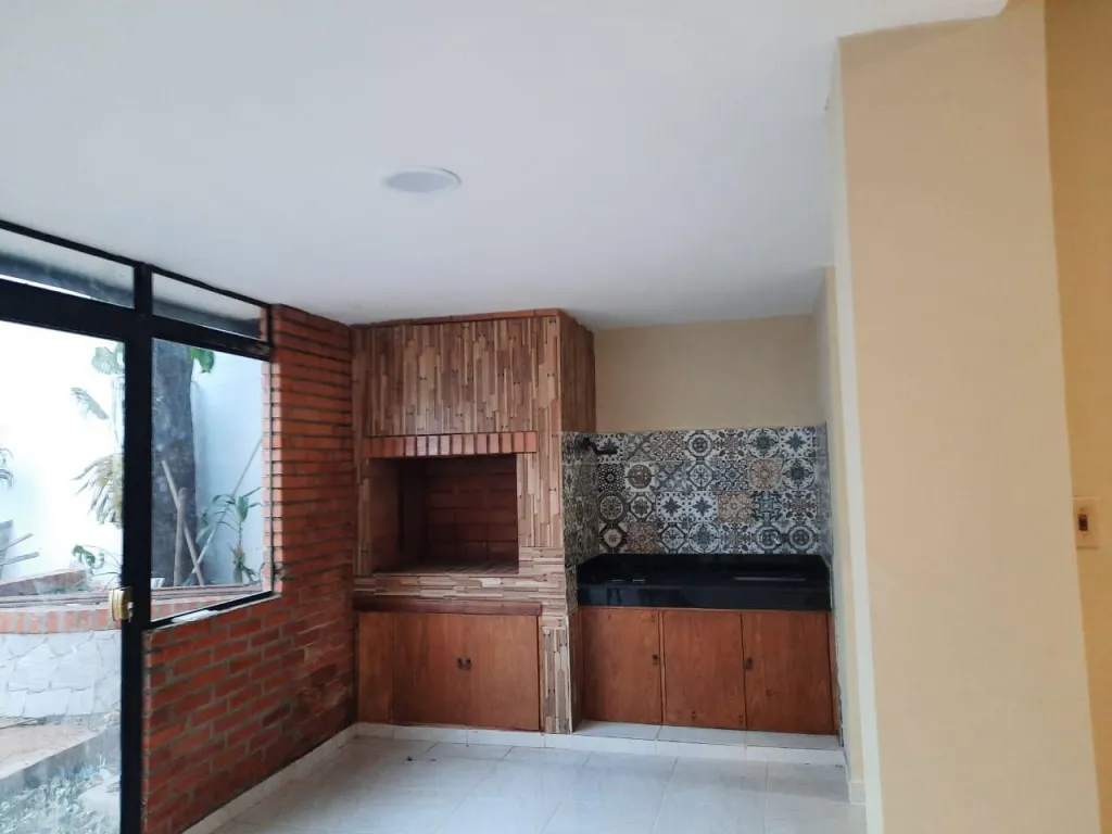 LOS LAURELES, PROX. REP. ARGENTINA: TOTALMENTE PLANTA BAJA, 3 DORMITORIOS, JARDÍN, GARAJE. — foto 3
