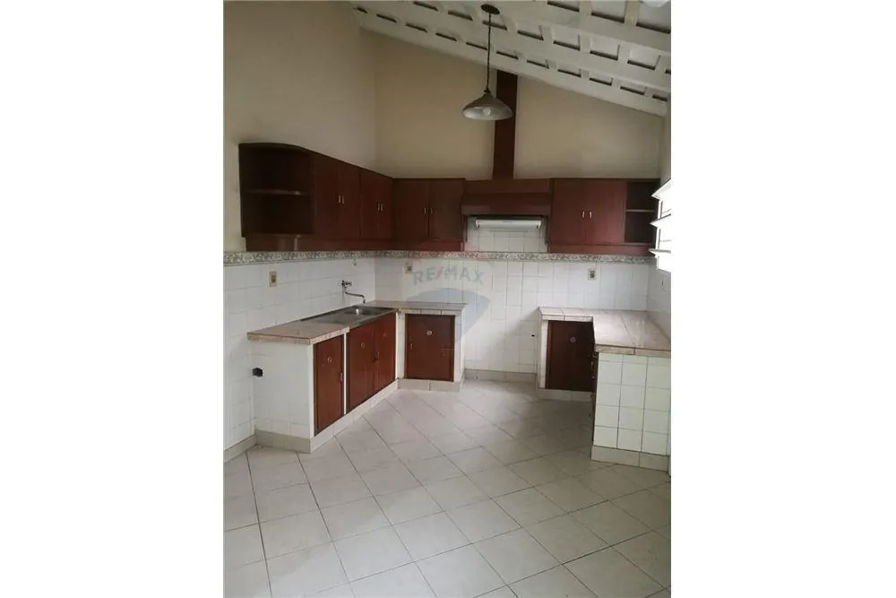 AMPLIA CASA EN BARRO JARA — foto 3