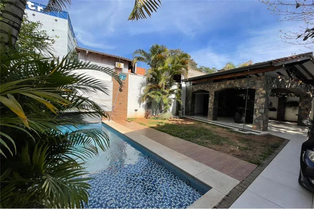 EN VENTA Amplia residencia en esquina - Lambaré. 1,550,000,000 ₲ — foto 2