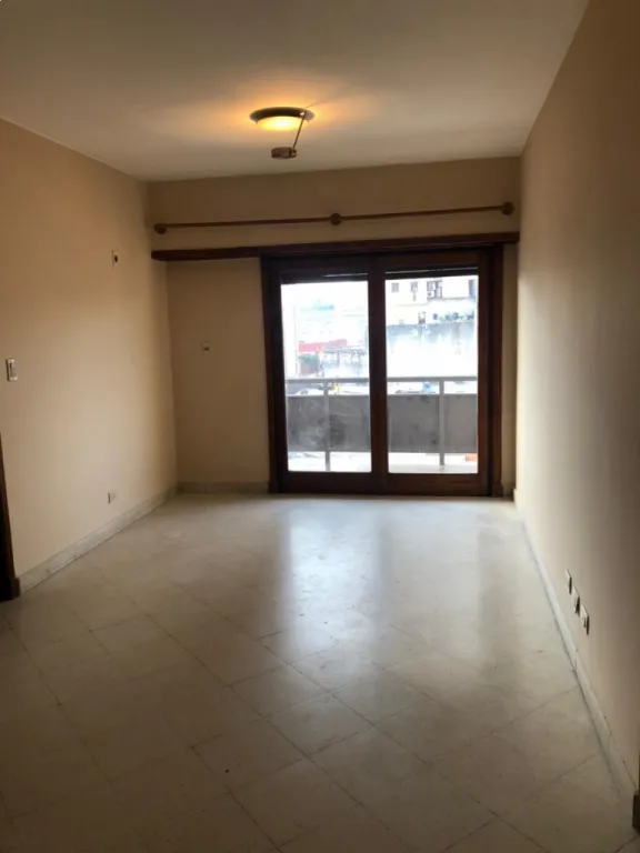 Alquilo Departamento en frente de plaza uruguaya — foto 2