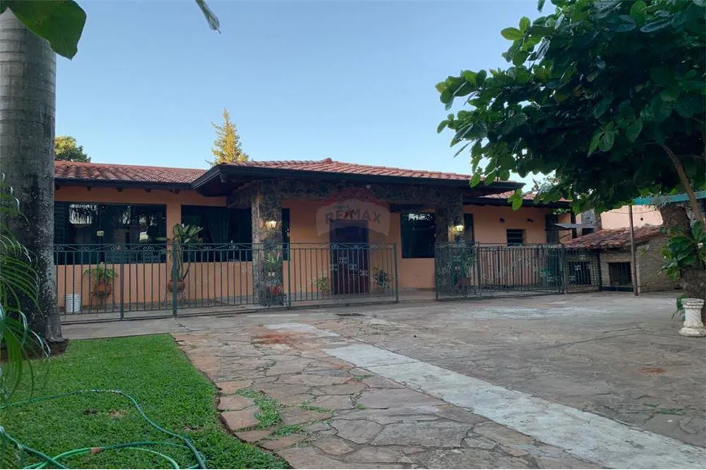 Vendo hermosa casa con piscina en Lambaré - 180.000 USD. — foto 2