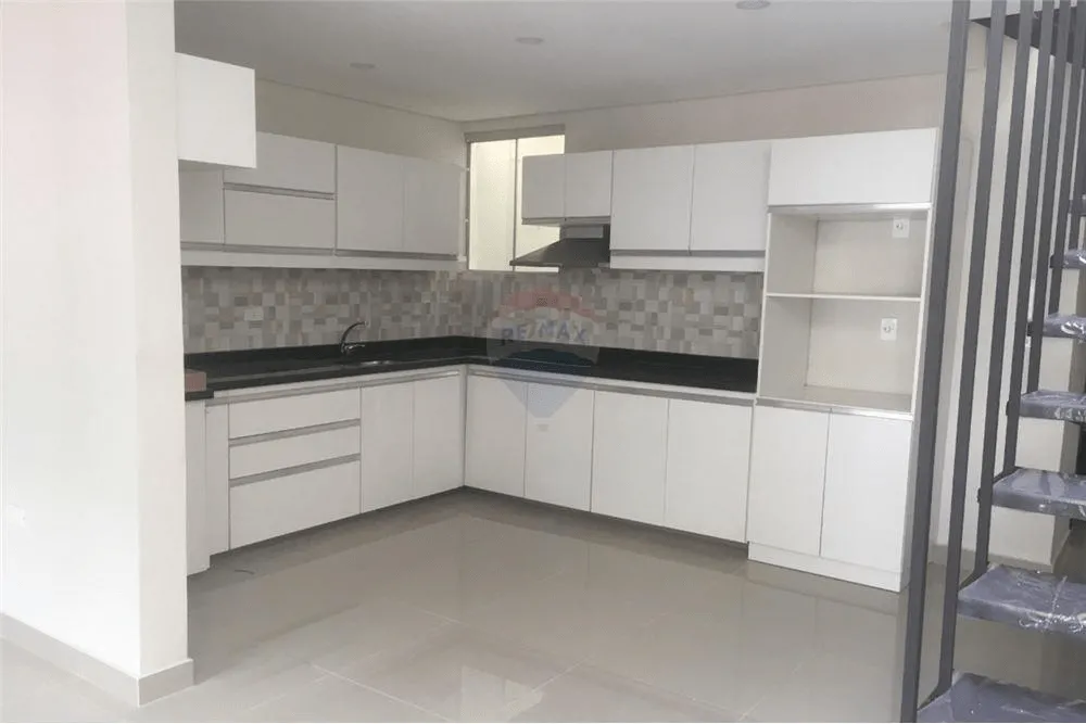 VENDO DUPLEX EN LAURELTY LUQUE — foto 3