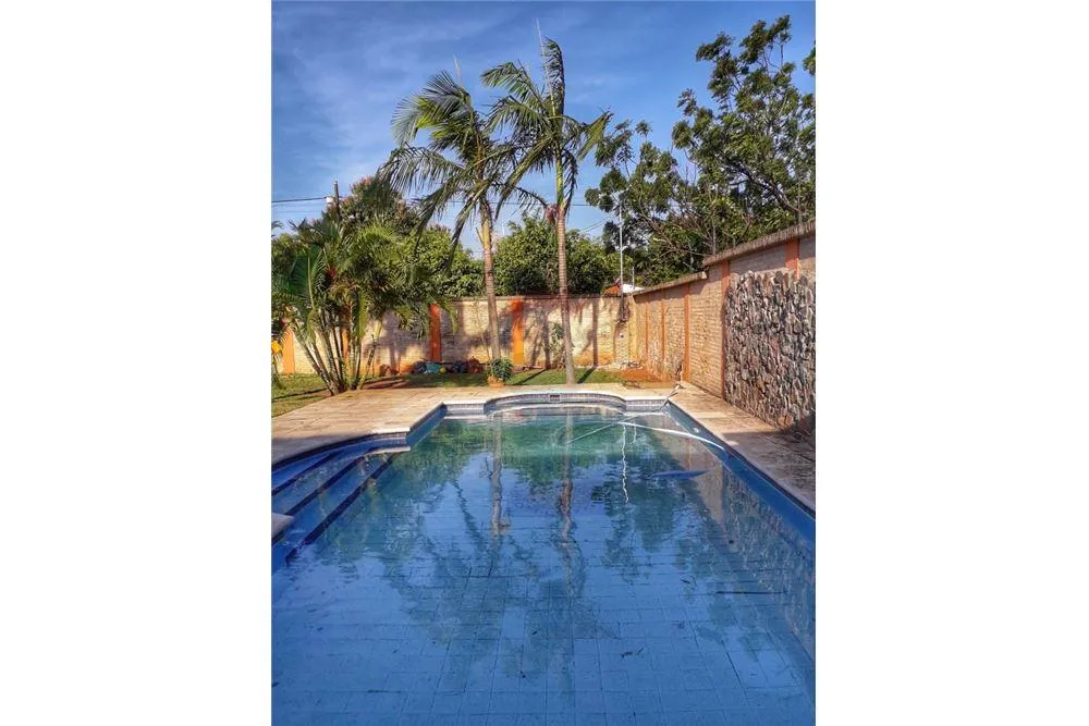 SE VENDE AMPLIA RESIDENCIA EN -BO MIRAFLORES- 220,000 USD — foto 2