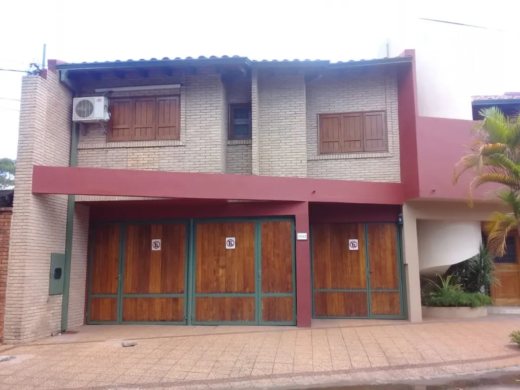 HERMOSA RESIDENCIA EN BARRIO HERRERA — foto 2