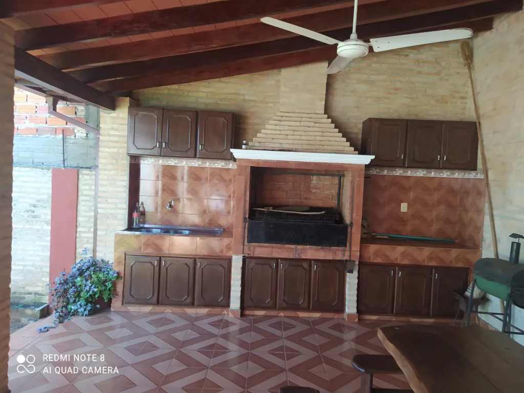 VENDO AMPLIA CASA EN SEGUNDO BARRIO DE LUQUE — foto 2