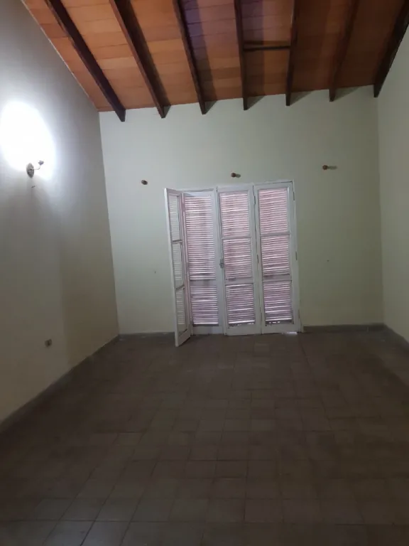 VENDO INTERESANTE CASA FRENTE AL CANAL 13 DE LAMBARÉ, de 487 MT2 — foto 2