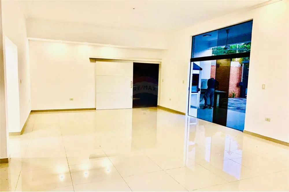 Vendo amplio y hermoso duplex en Luque - 165.000 USD. — foto 2