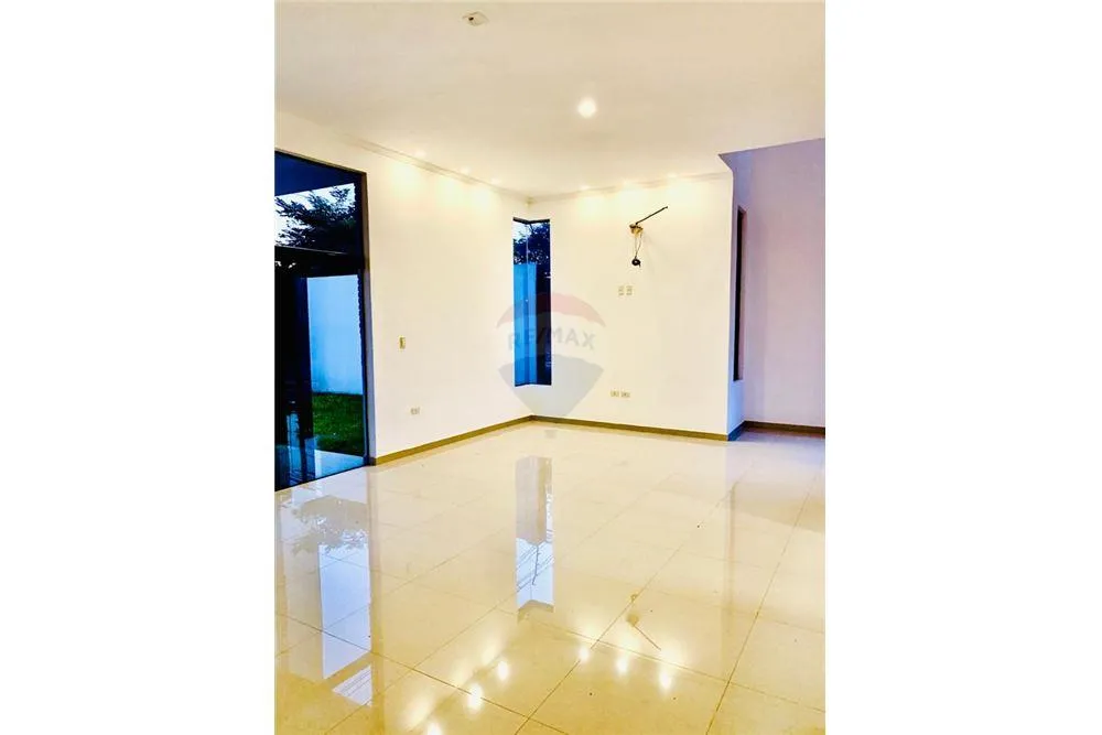 Vendo amplio y hermoso duplex en Luque - 165.000 USD. — foto 3