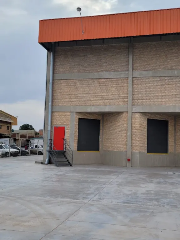 S AV. MCAL. LOPEZ (FERNANDO DE LA MORA): IMPONENETE DEPÓSITO, 1.340 M2, - 900.000 USD. — foto 2
