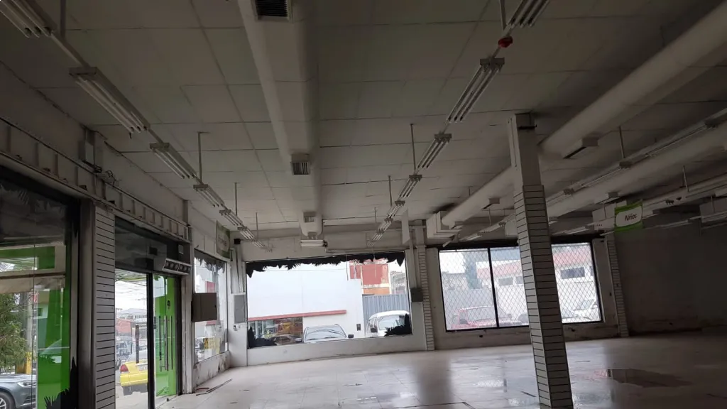 Amplio salón sobre avenida importante — foto 2