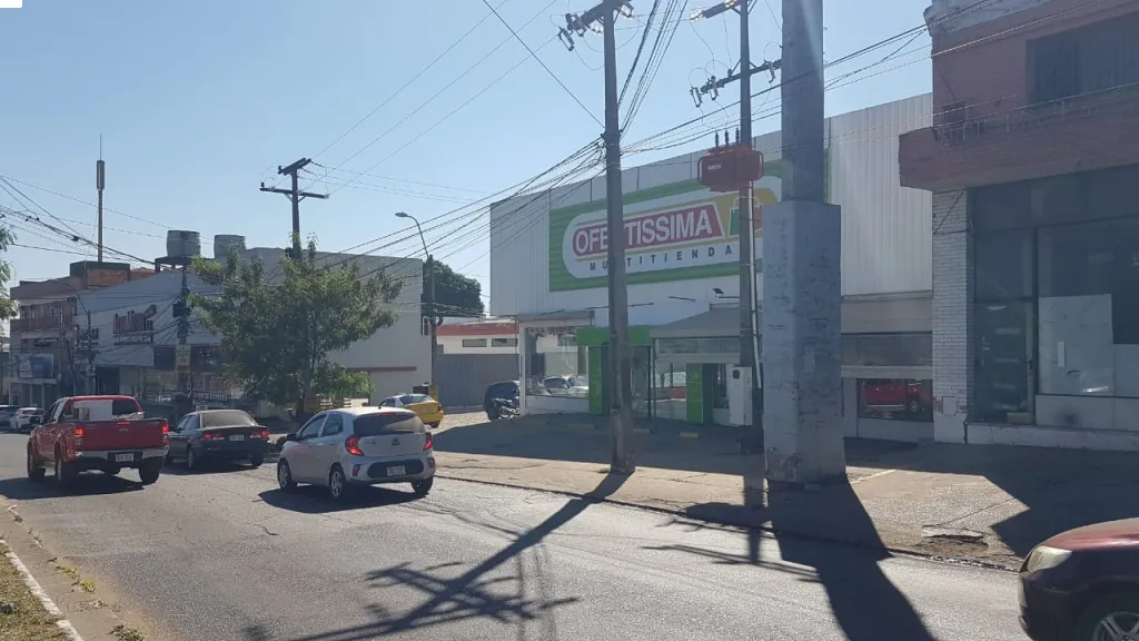 Amplio salón sobre avenida importante — foto 3