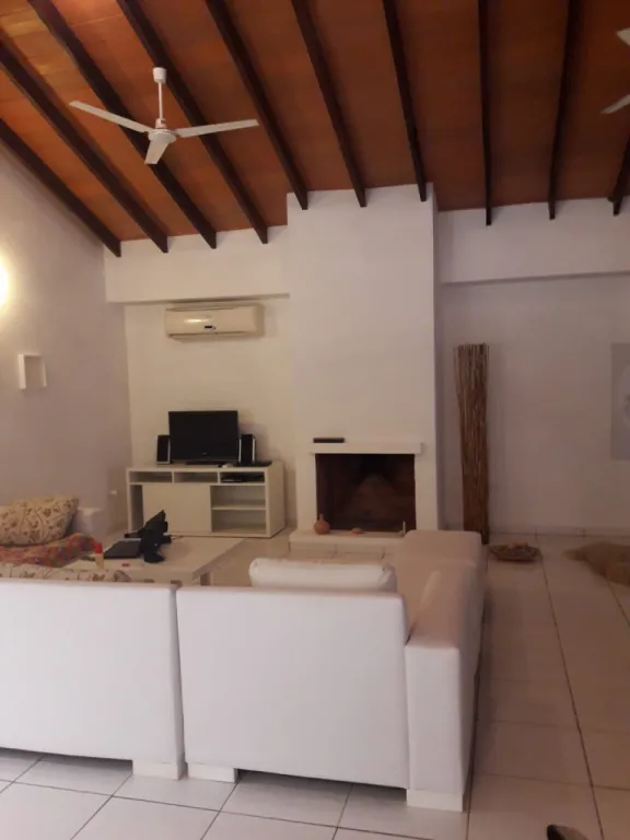 SAN BERNARDINO: ELEGANTE RESIDENCIA, 4 DORMITORIOS, AMPLIO JARDÍN, PISCINA, 45.000.000 GS. — foto 2