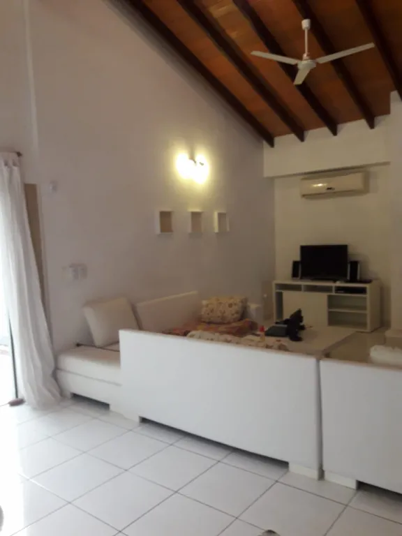 SAN BERNARDINO: ELEGANTE RESIDENCIA, 4 DORMITORIOS, AMPLIO JARDÍN, PISCINA, 45.000.000 GS. — foto 3