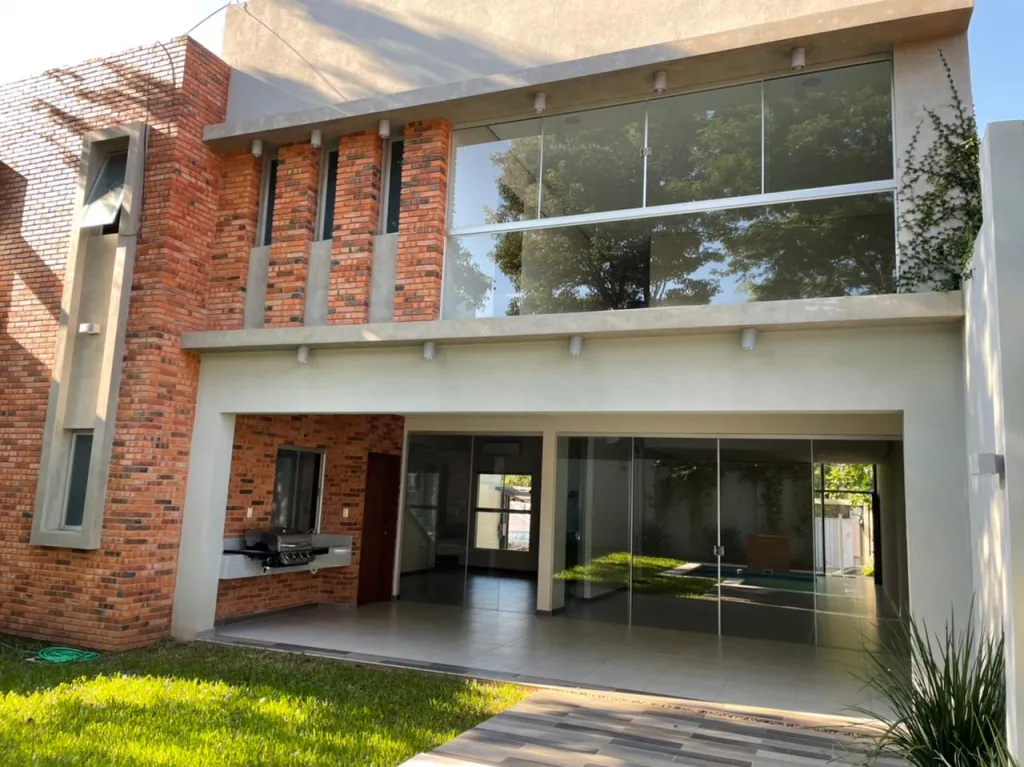 A ESTRENAR EN MBURUCUYA - LUJOSA RESIDENCIA EN VENTA — foto 3