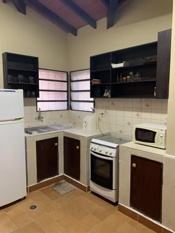 Alquilo Casa Amoblada de 3 habitaciones con amplio patio - Zona Conmebol — foto 2
