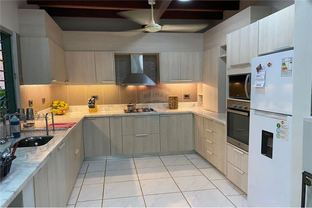 HERMOSA RESIDENCIA A LA VENTA-LAMBAREPY - 1.400.000.000 Gs. — foto 3