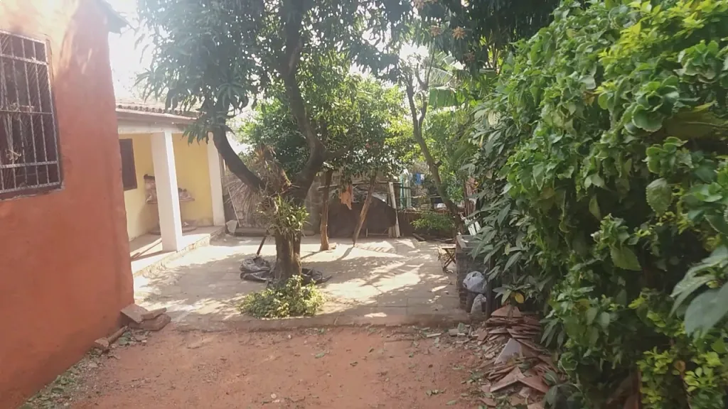 Vendo Casa, (Zona ñemby Centro) amplio patio, 2 baños, 3 dormitorios, 1 cosina, 2 baños. — foto 2