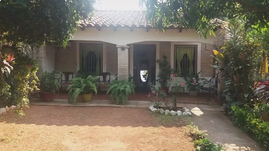 Vendo Casa, (Zona ñemby Centro) amplio patio, 2 baños, 3 dormitorios, 1 cosina, 2 baños. — foto 3