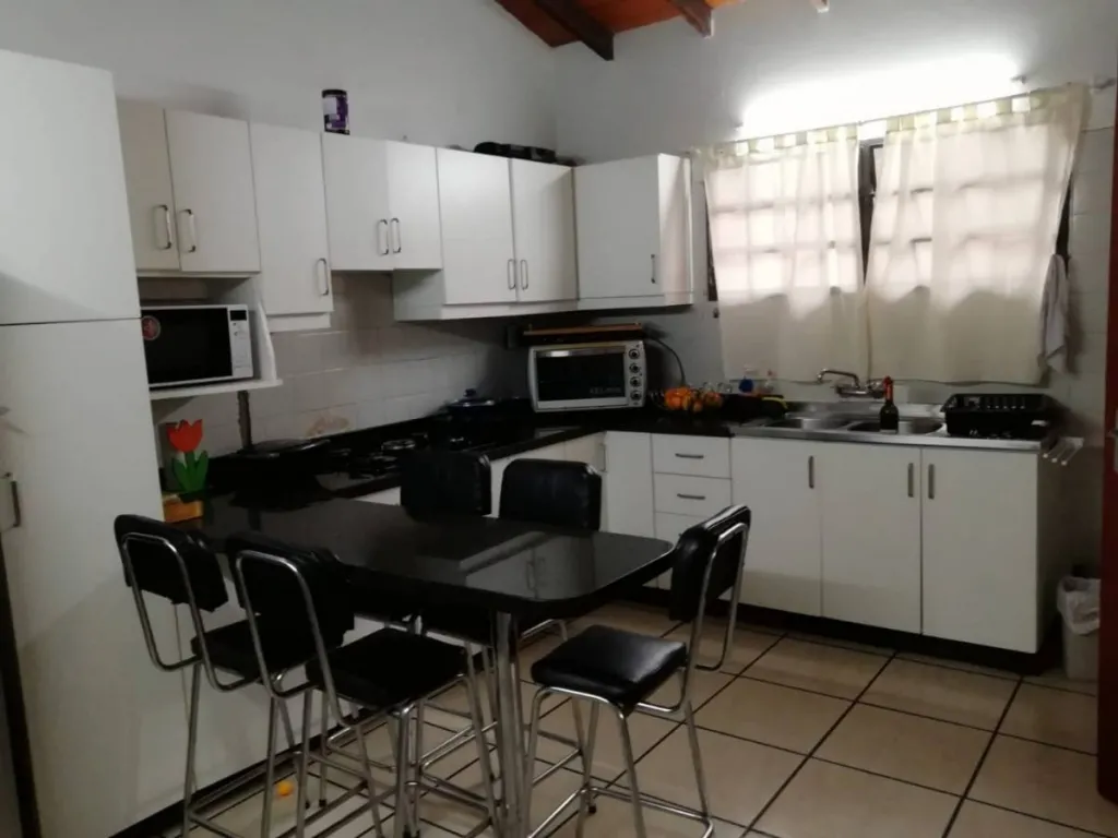 SE ALQUILA HERMOSA CASA EN BARRIO LOS LAURELES — foto 3