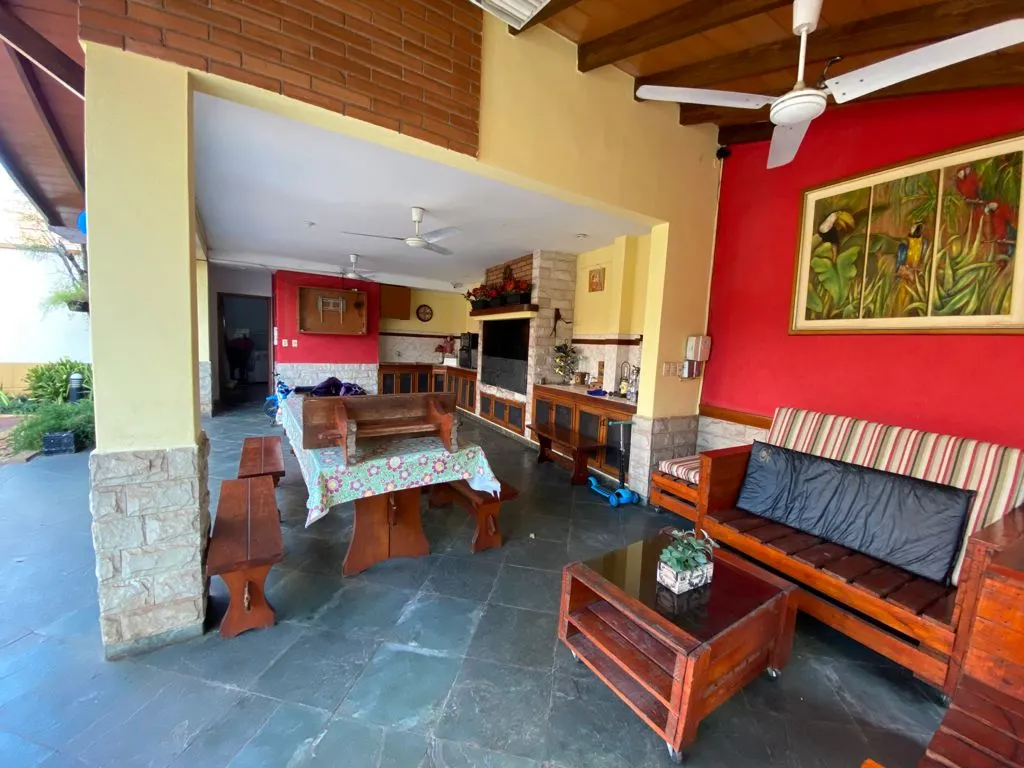 RESIDENCIA AMPLIA EN LAMBARÉ, ZONA EL PUEBLO — foto 2