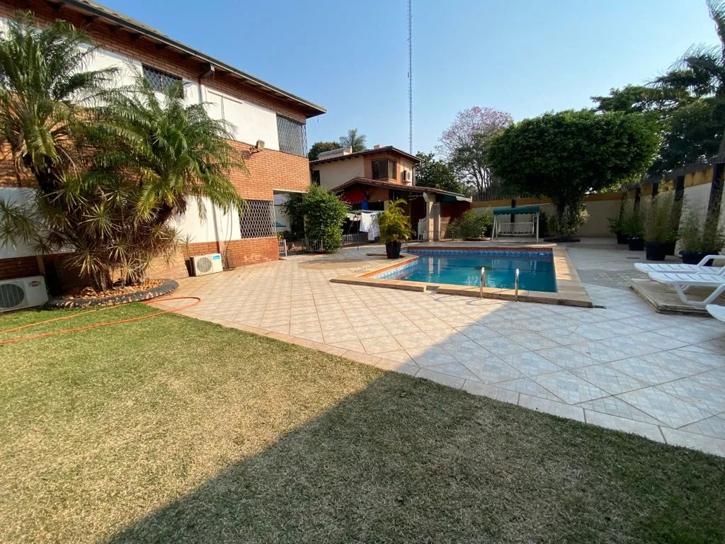 RESIDENCIA AMPLIA EN LAMBARÉ, ZONA EL PUEBLO — foto 3