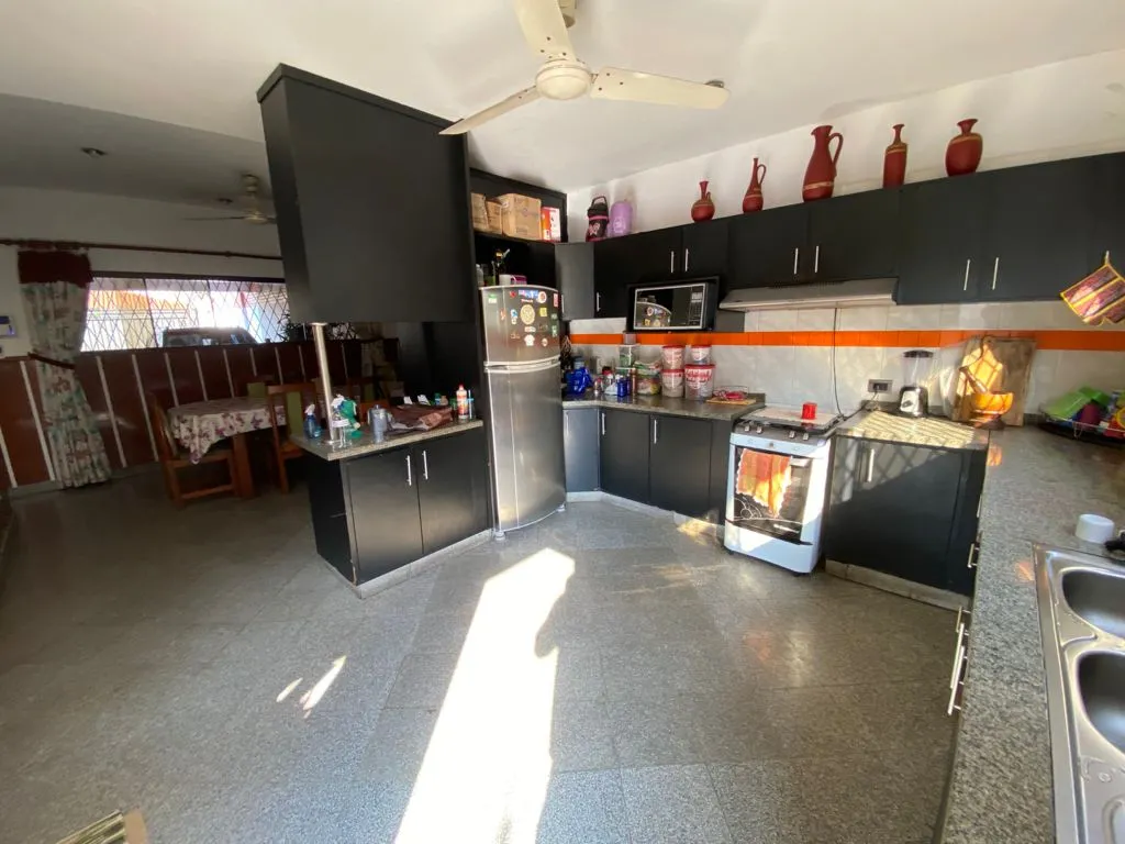 VENDO AMPLIA RESIDENCIA ZONA SUPER EL PUEBLO. LAMBARÉ. COD JL — foto 3
