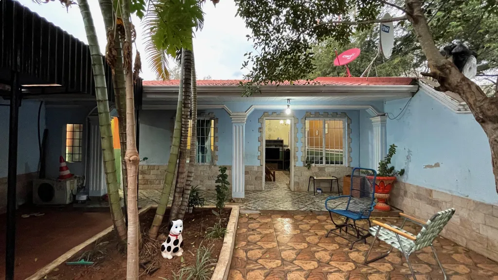 Casa en Venta en Limpio ¡con Piscina y Frente Comercial! — foto 3