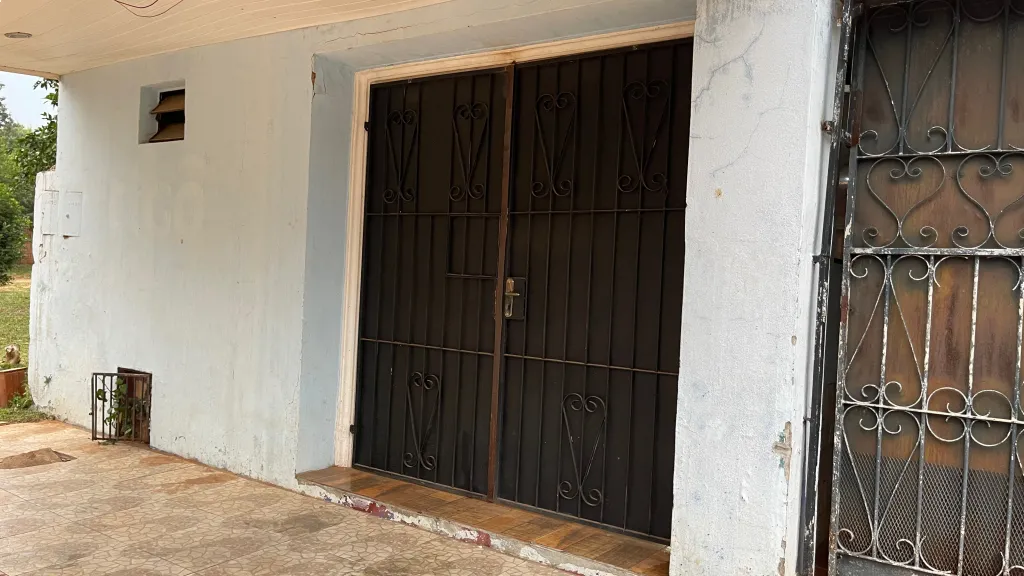 Casa en Venta en Limpio ¡con Piscina y Frente Comercial! — foto 2