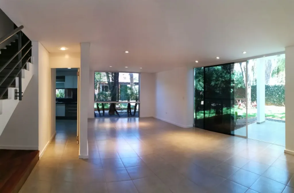 VENDO AMPLIA CASA EN BARRIO CERRADO‼️COD 0489 — foto 3