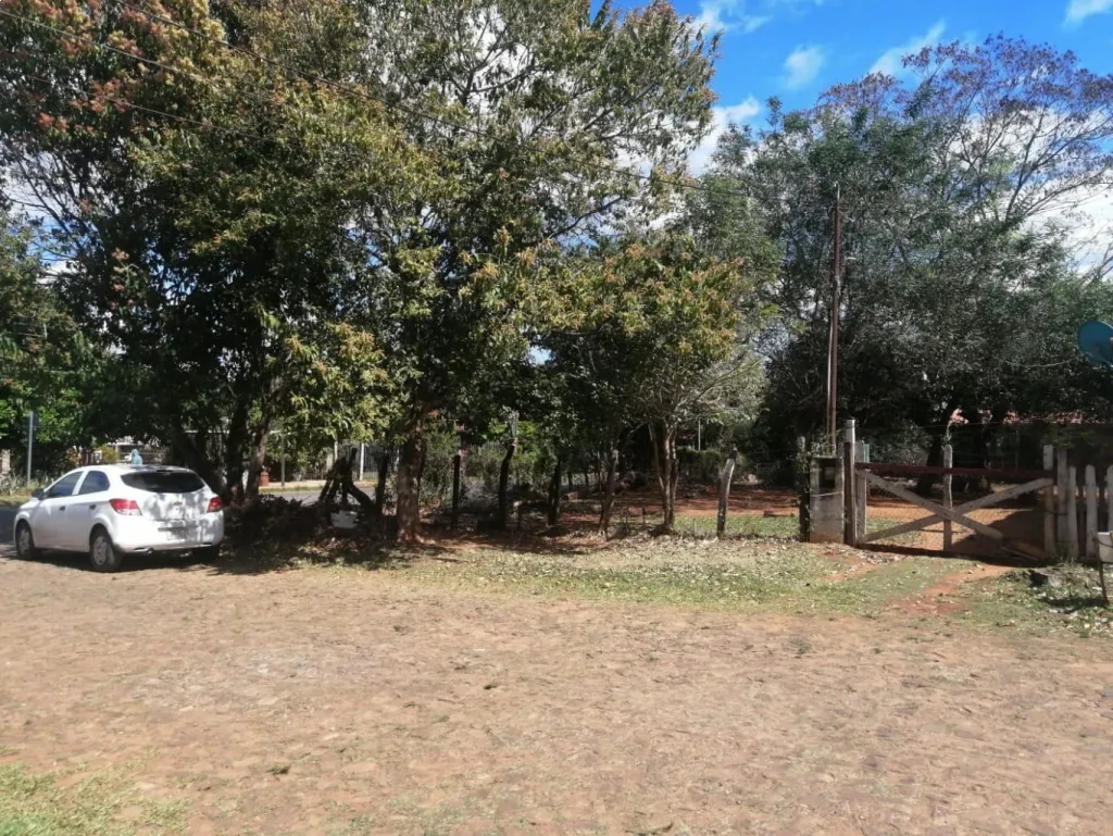 Terreno en esquina Laurelty Luque — foto 2