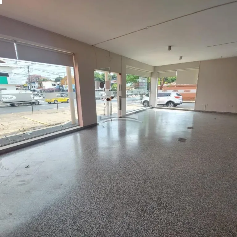 SE ALQUILA SHOWROOM CON OFICINAS Y DEPÓSITO SOBRE CHOFERES DEL CHACO — foto 2