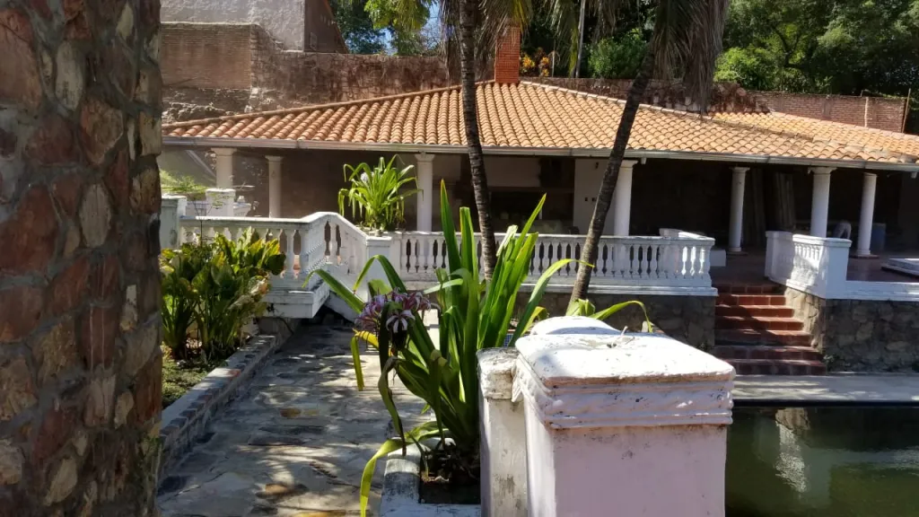 Residencia con amplia piscina y cancha en terreno de 2.870 m2 en zona UCA - Avenida Japón — foto 2