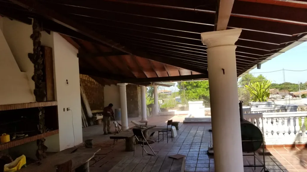 Residencia con amplia piscina y cancha en terreno de 2.870 m2 en zona UCA - Avenida Japón — foto 3