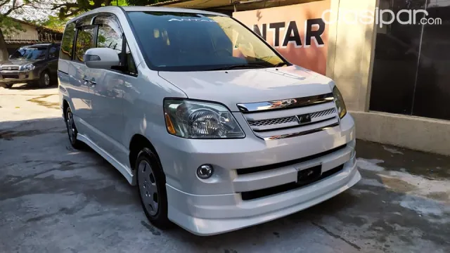 Toyota Noah 2005 — foto 2