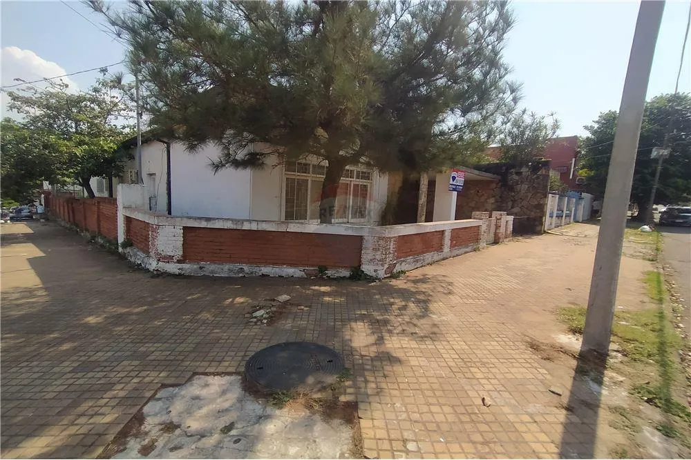 CASA EN ESQUINA BARRIO SAJONIA — foto 3