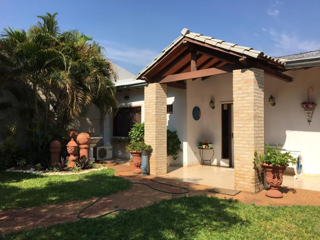 VENDO CASA CON PISCINA A 2 CUADRAS DE AVDA. PERON, CON 2 DORMITORIOS — foto 2