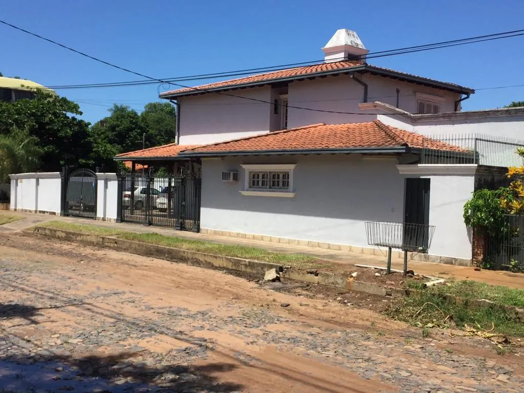VENDO HERMOSA CASA EN ESQUINA. ZONA BARRIO JARA ( A REMODELAR) — foto 2